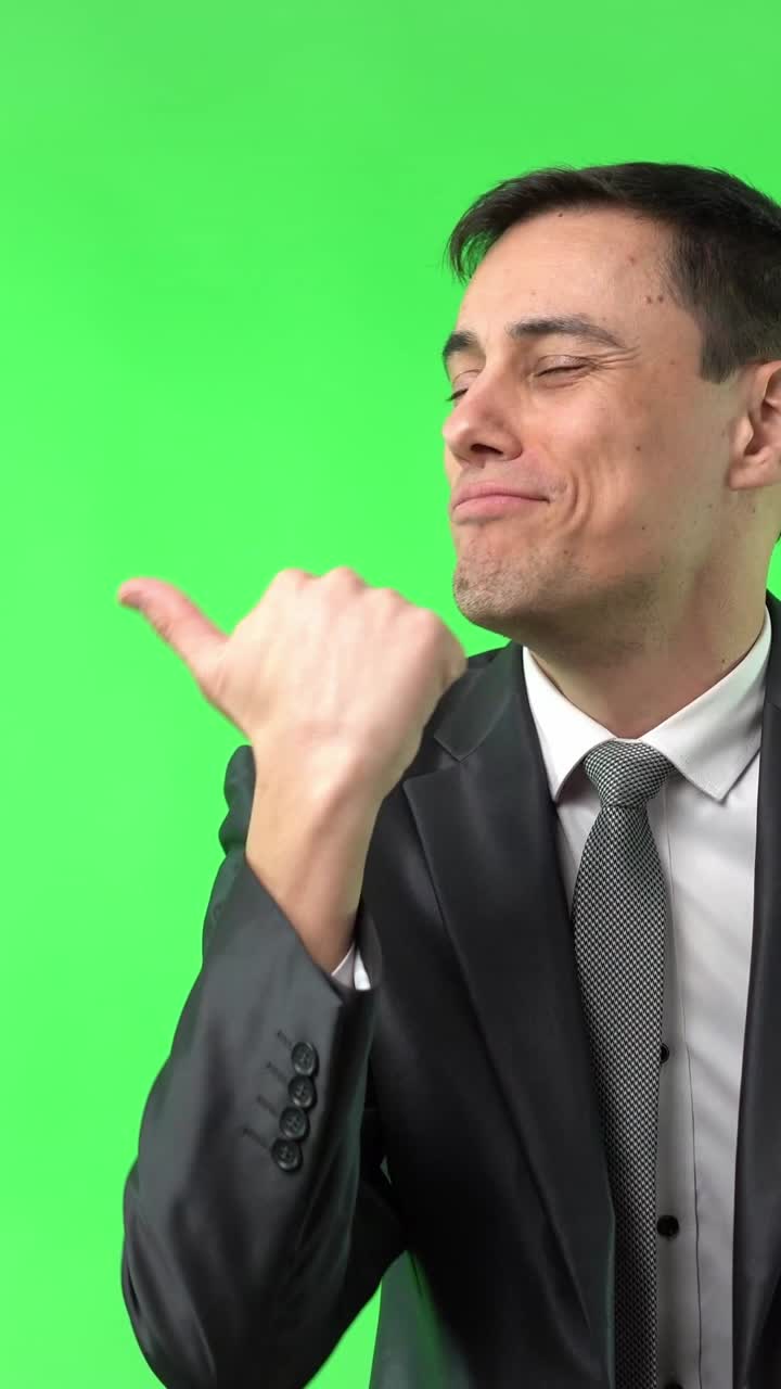 Uomo d'affari che esegue vari gesti con le mani su schermo verde