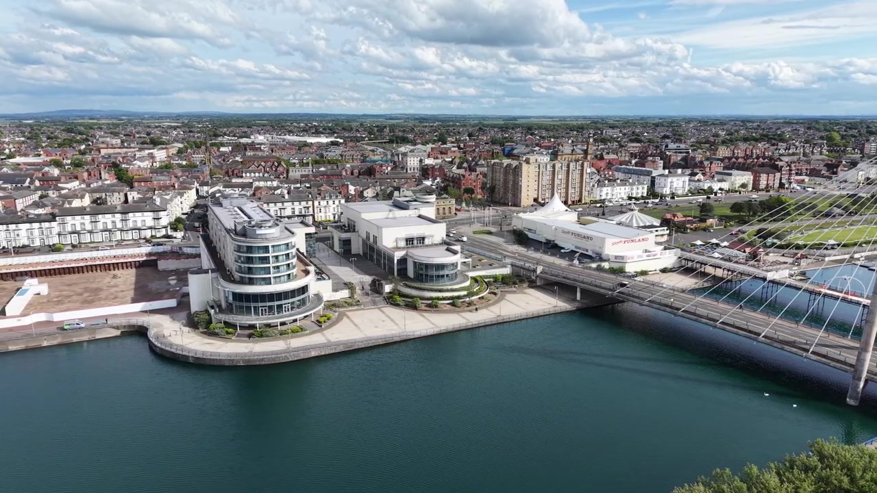 Appartamenti sul lungomare e ponte stradale sospeso a Southport, Merseyside, Regno Unito, vista aerea