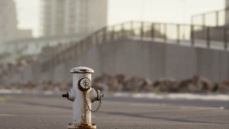 Rostiger-Hydrant-Am-Sonnigen-Tag