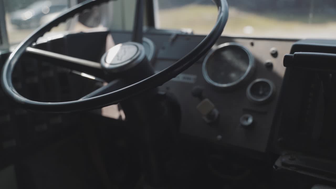 버려진 학교 버스 바퀴의 클로즈업