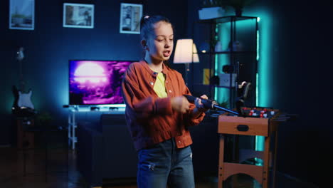 niña emocionada filmándose a sí misma con el teléfono celular haciendo movimientos de baile