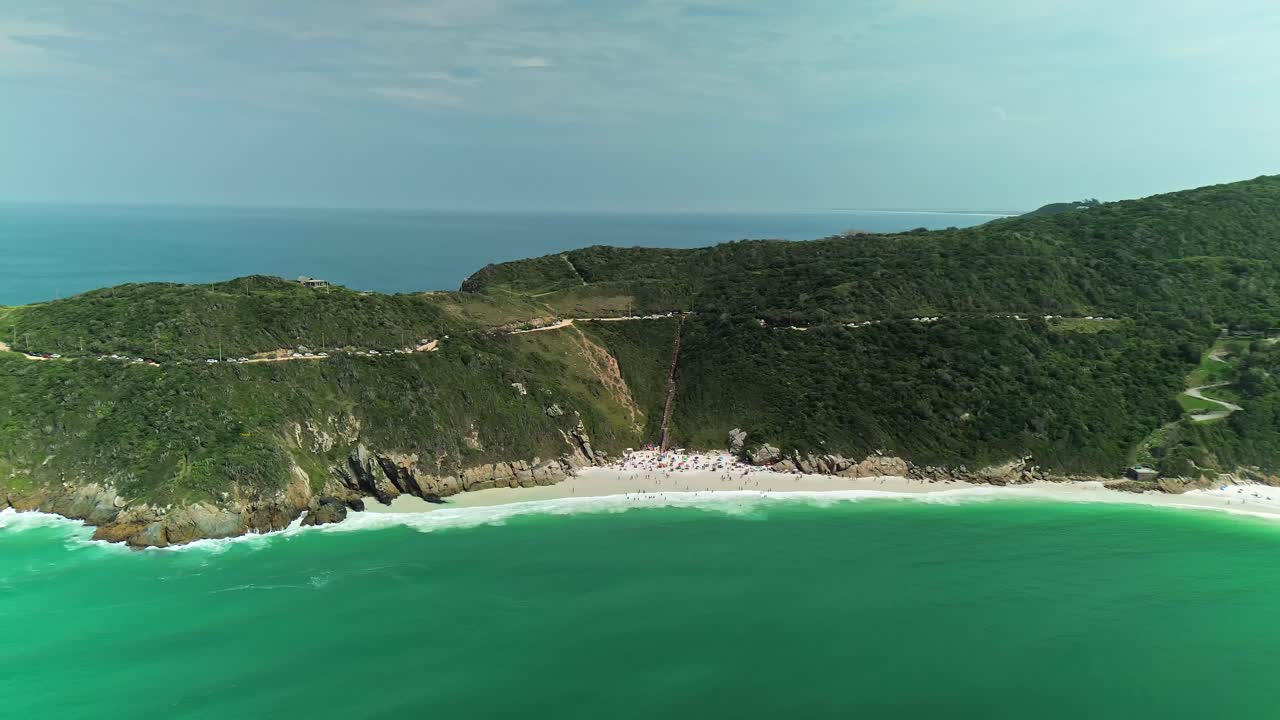 Cảnh bãi biển thiên đường nhìn từ trên cao với cát mềm gần Rio de Janeiro ở Brazil, Nam Mỹ