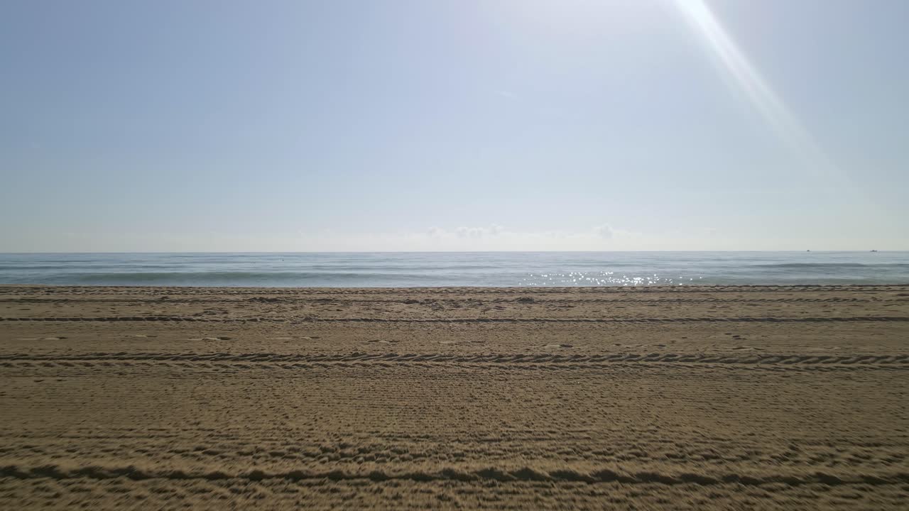 맑고 화창한 날 빈 해변의 가로 샷