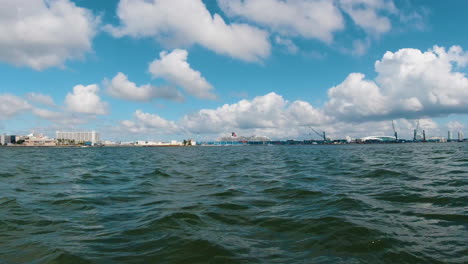 Blick-Auf-Den-Wasserstand-Mit-Der-Stadt-Miami,-Florida-Am-Fernen-Horizont-Mit-Blauem-Himmel-Und-Geschwollenen-Wolken