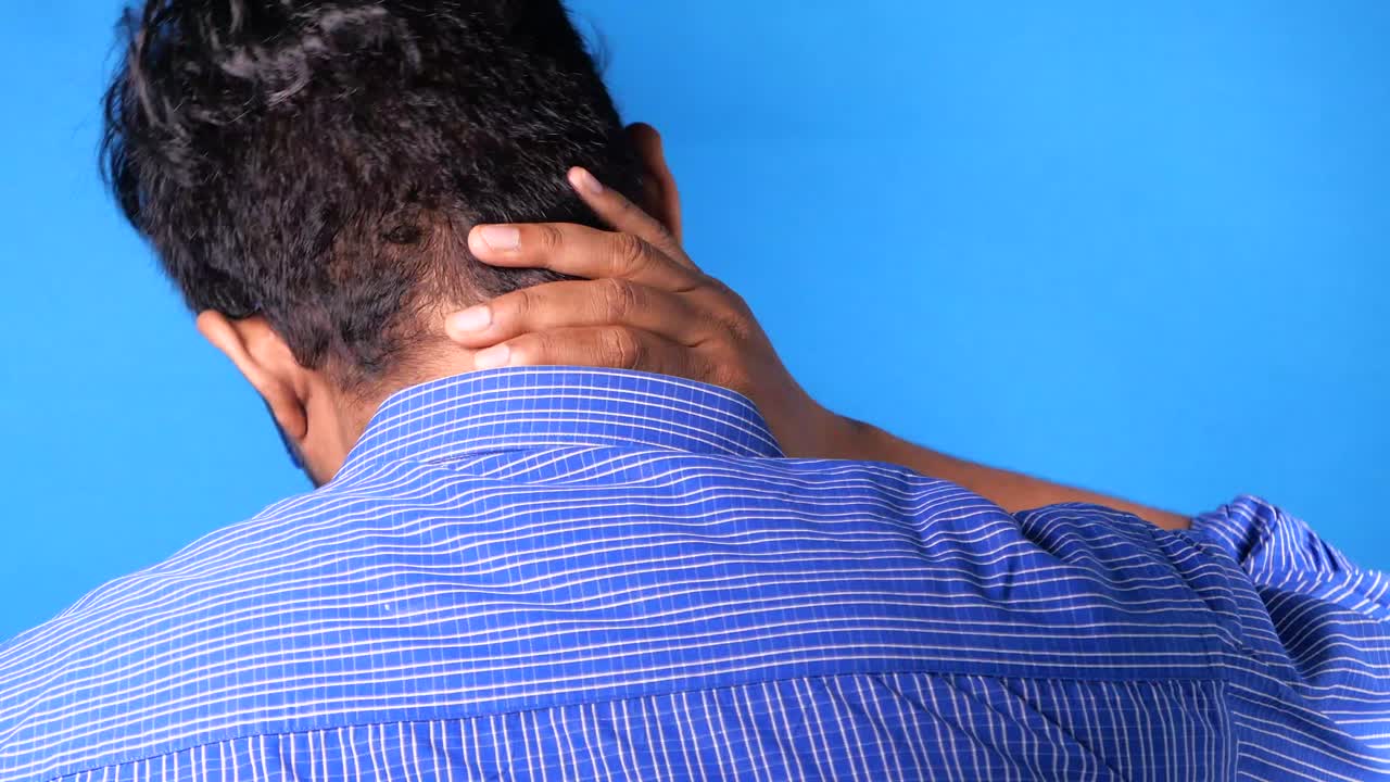 hombre con dolor de cuello y hombro