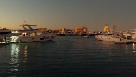 El-Gouna,-Hurghada,-Gobernación-Del-Mar-Rojo,-Egipto,-Abu-Tig-Marina-En-El-Gouna,-Egipto-Puesta-De-Sol-Con-Yates-De-Lujo