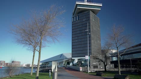 Vista-Del-Museo-De-Cine-Ocular,-Torre-De-Vigilancia-A&#39;dam-Durante-El-Cierre-Pandémico-Covid-19-Junto-Al-Río-Ij,-Amsterdam,-Overhoeks,-21-03-2020