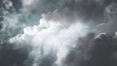 nubes oscuras con un rayo