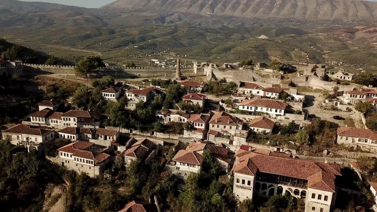 vista de avión no tripulado del castillo de herat, albania, balcanes, europa retroceder para revelar la muralla de la ciudad