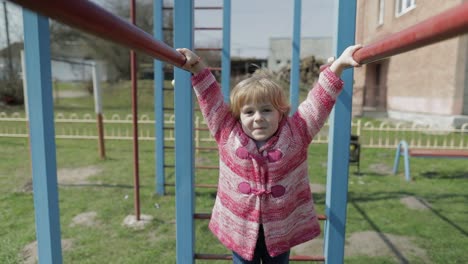 Una-Linda-Y-Divertida-Chica-Está-Jugando.-Una-Niña-Alegre-Divirtiéndose-En-El-Patio-De-Recreo