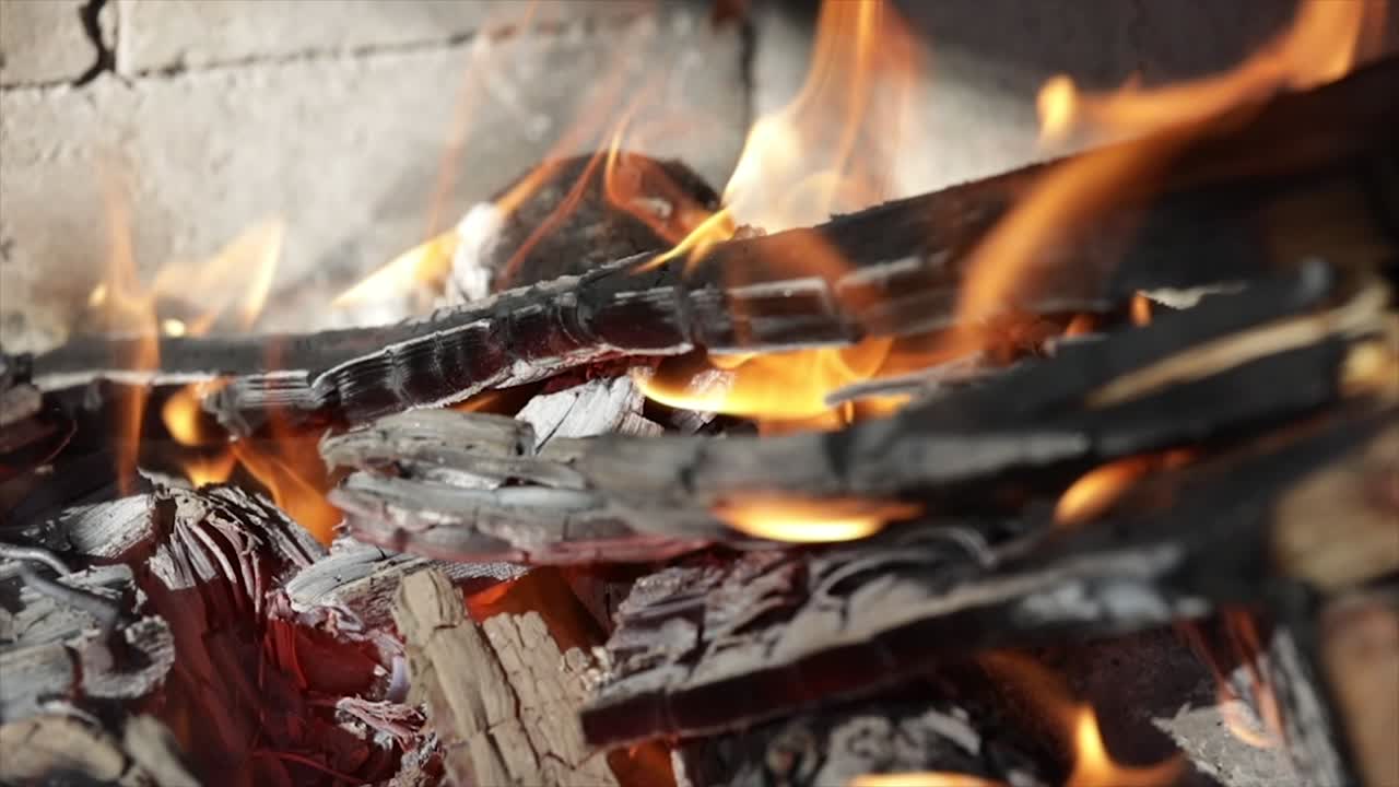 슬로우 모션으로 검은 바탕에 불꽃