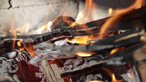 llamas de fuego sobre fondo negro en cámara lenta