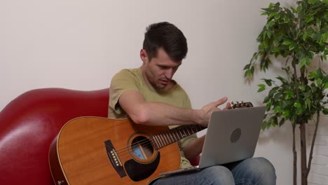 hombre aprendiendo guitarra en línea