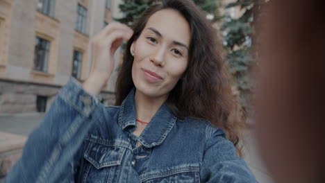 mujer joven tomando una selfie al aire libre