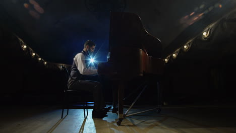 pianista actuando en el escenario