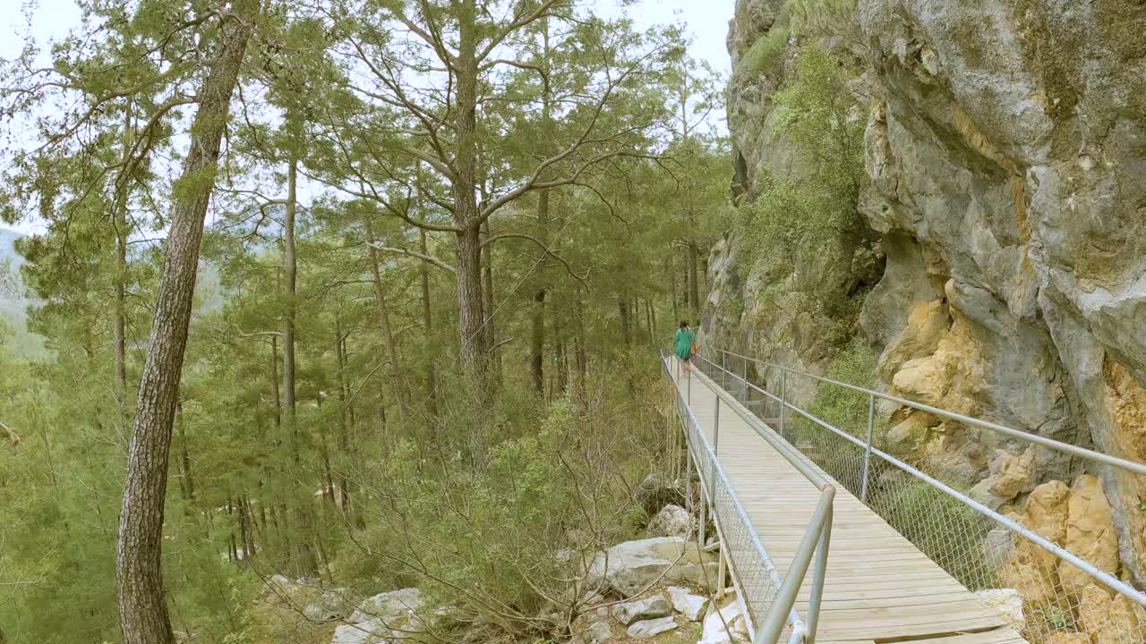 sendero de senderismo con paseo marítimo de madera en el cañón de sapadere cerca de alanya, turquía