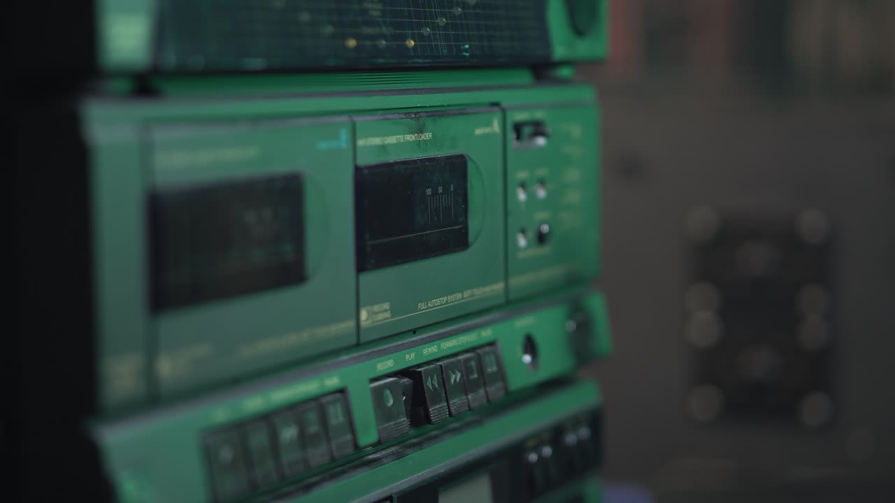 Riproduzione di musica su audiocassetta. Inserimento e pressione del pulsante di riproduzione, fumo di sigaretta