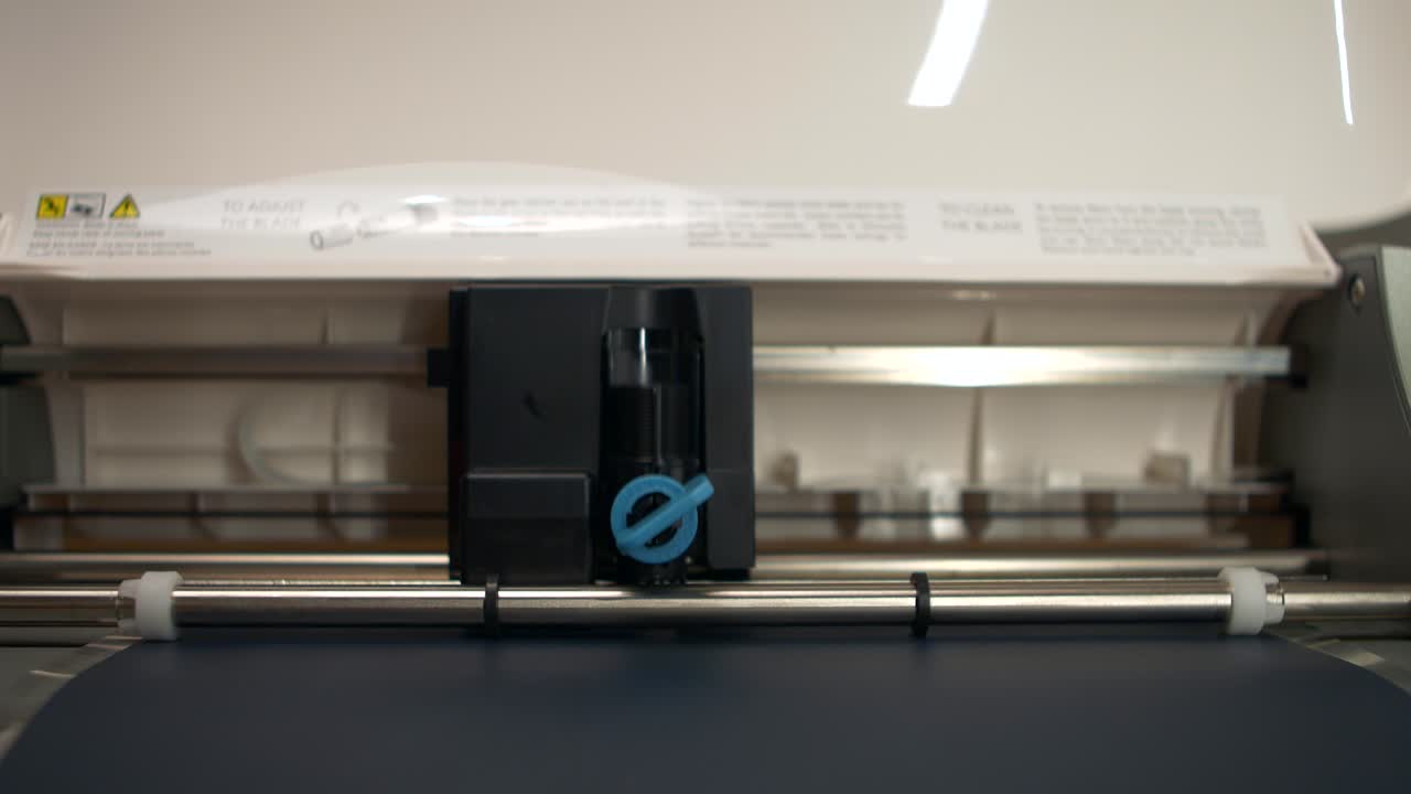 데스크탑 절단기가 포일을 절단하고 있습니다.