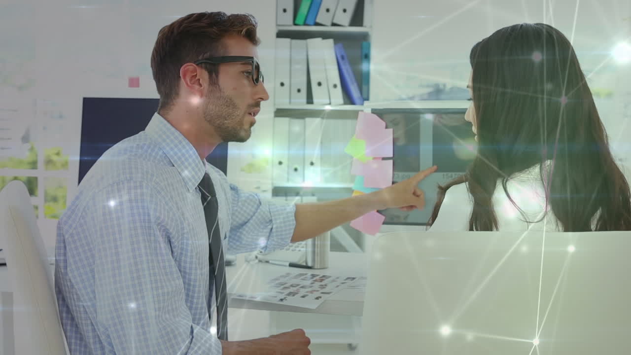 animación de la red de conexiones y senderos de luz sobre diversos empresarios