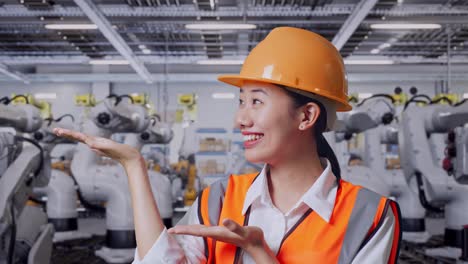 ingeniera presentando en un entorno de fábrica con robots