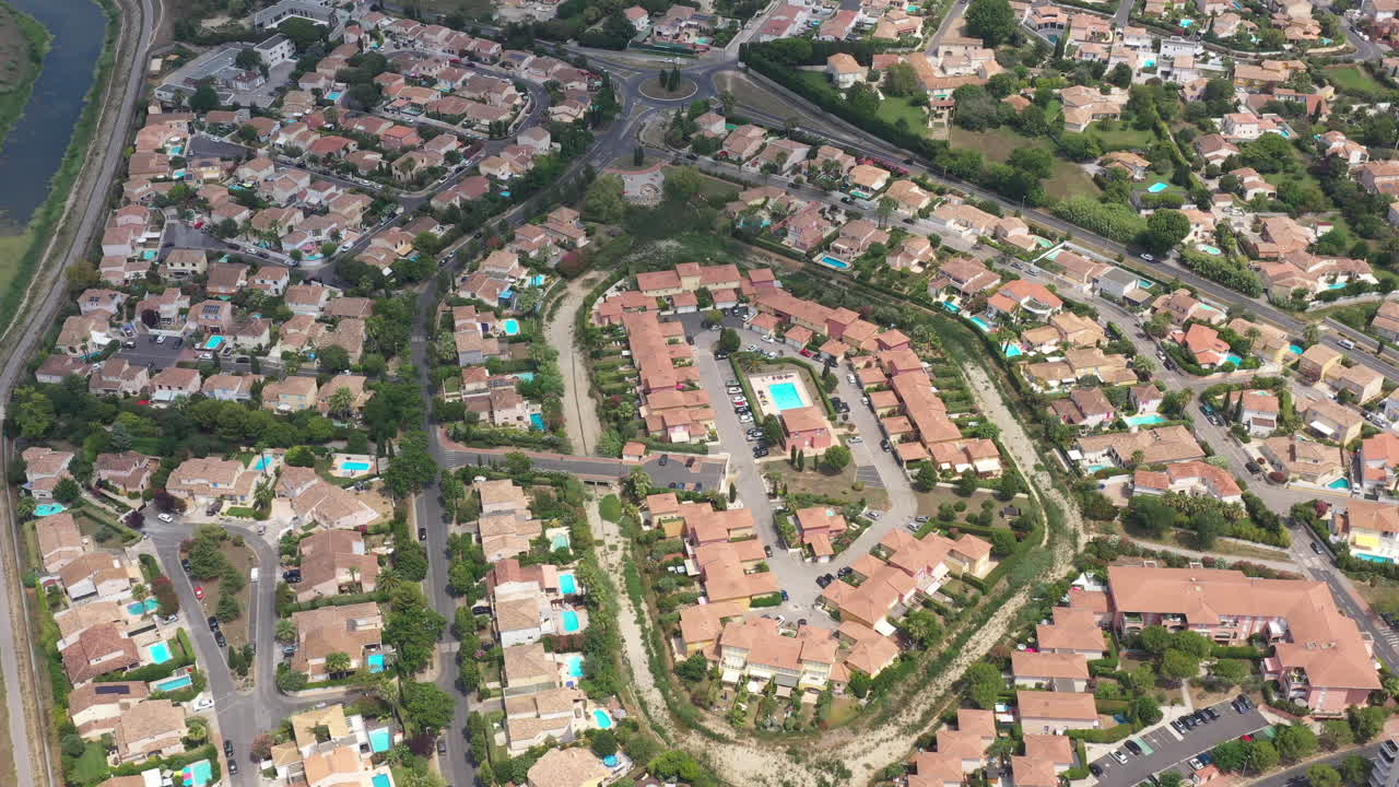 Área de casas residenciais com piscinas em Lattes, Montpellier, França, vista aérea.
