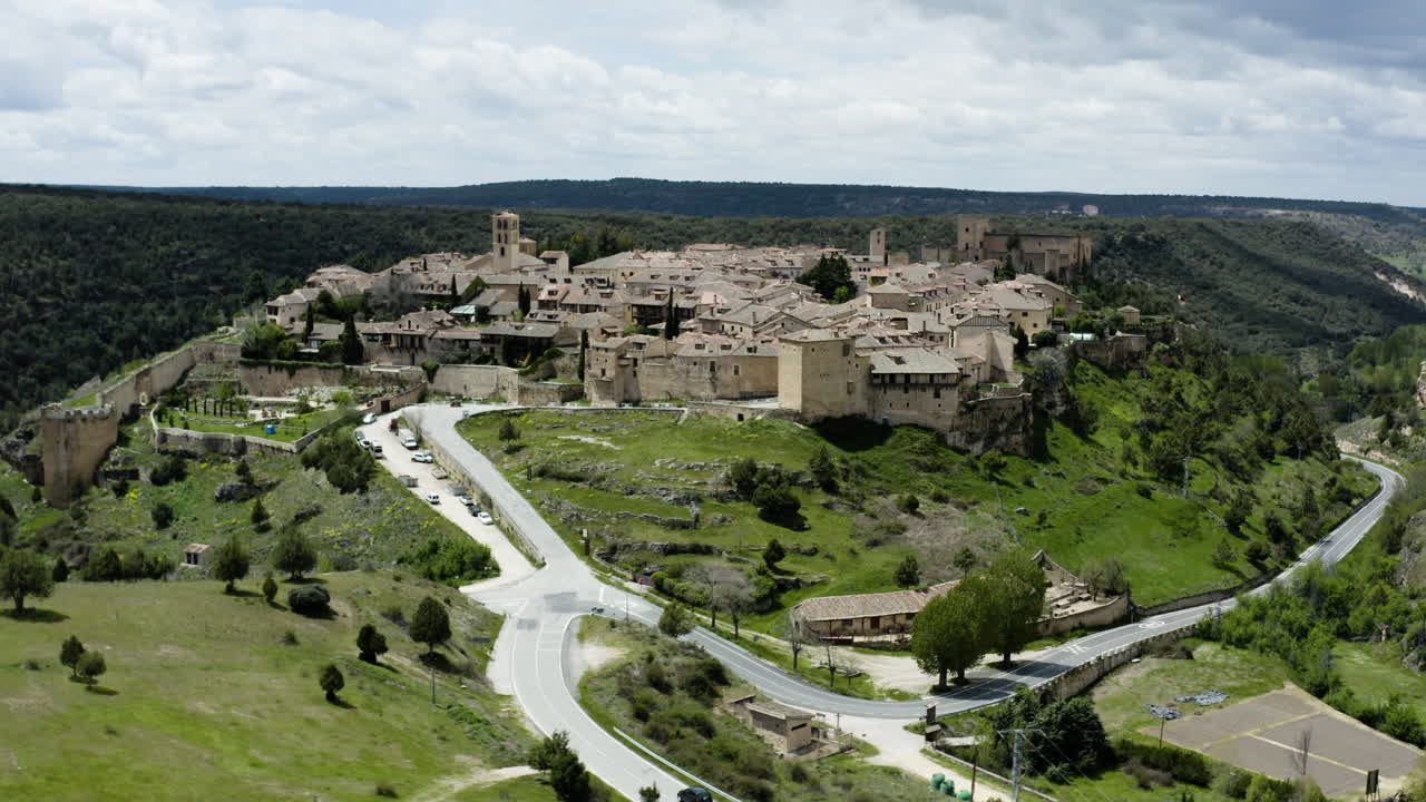 vista pintoresca de la ciudad española medieval amurallada de pedraza en segovia, españa