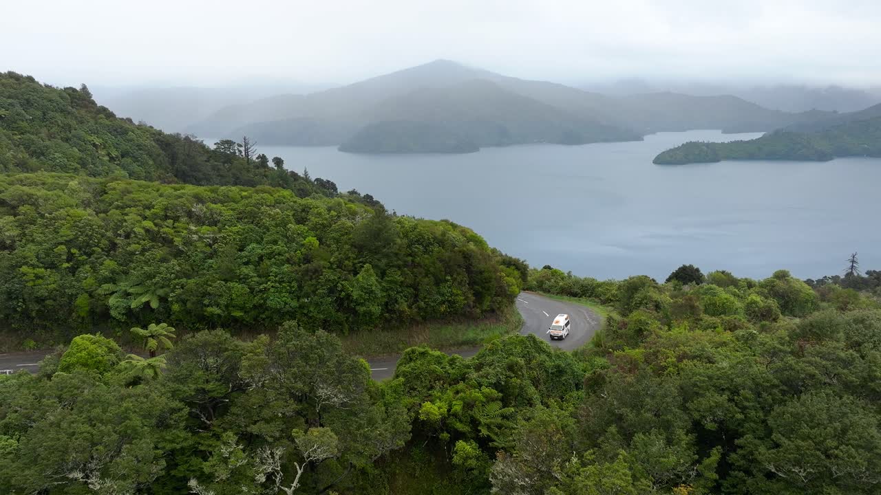 una autocaravana conduciendo en el camino remoto de marlborough suena el valle de la niebla