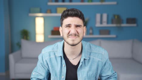 un joven con discapacidad visual es infeliz.