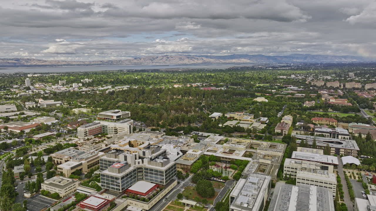 스탠포드 시티 캘리포니아 공중 v11 플라이오버 빌딩 복합 대학 캠퍼스 병원 부서, 백그라운드에서 만 전망을 제공하는 의료 센터 - mavic 3 cine으로 촬영 - 2022년 6월