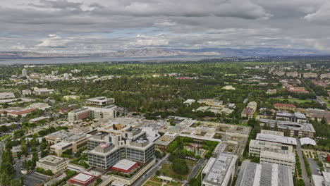 Stanford-City-California-Antena-V11-Complejo-De-Edificios-Elevados-Del-Departamento-Del-Hospital-Del-Campus-Universitario,-Centro-Médico-De-Atención-Médica-Con-Vistas-A-La-Bahía-En-El-Fondo---Filmado-Con-Cine-Mavic-3---Junio-De-2022