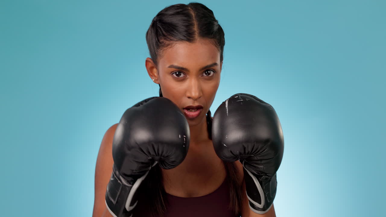 boxeo, atleta y retrato de una mujer luchando