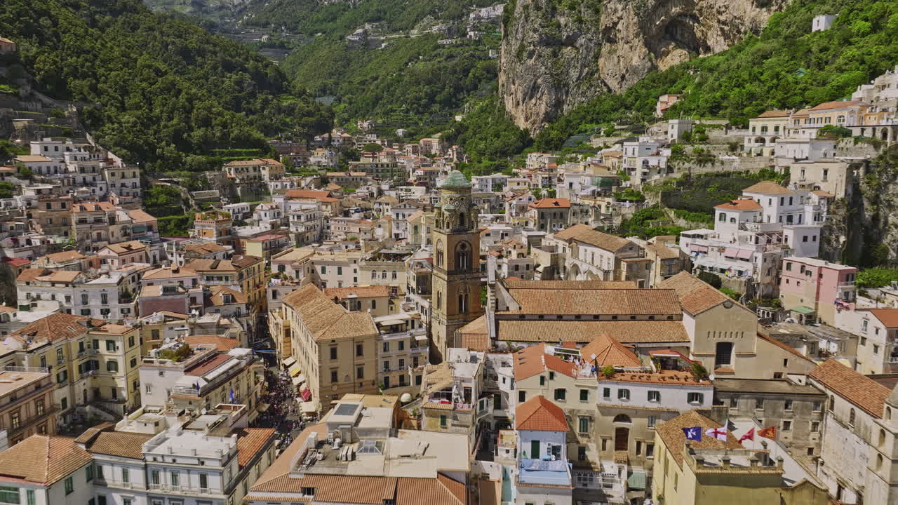 amalfi italia aéreo v9 cinematográfico sobrevuelo inverso lejos de la catedral de san andrés, revela el pintoresco paisaje de la ciudad costera anidada dentro del valle de la montaña - filmado con mavic 3 cine - mayo 2023