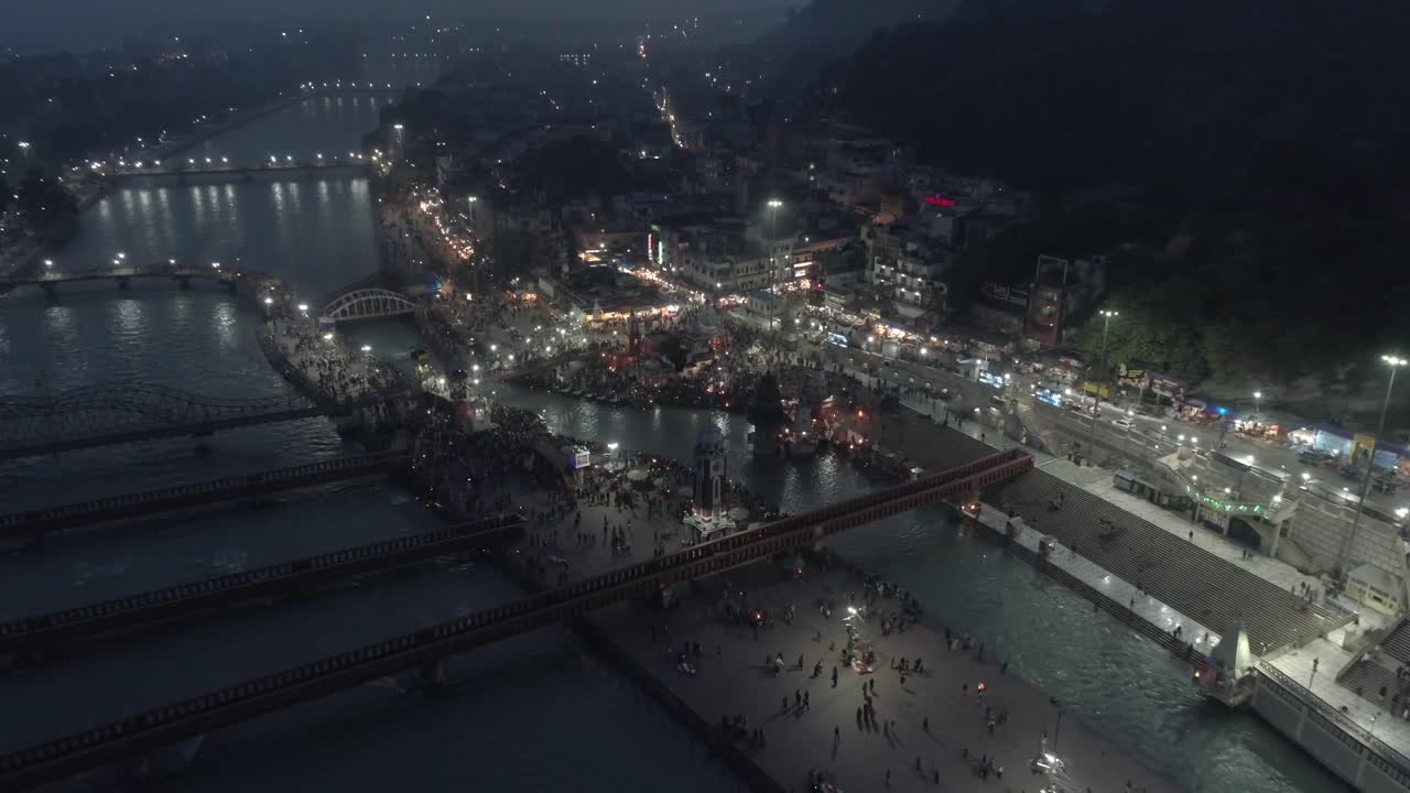 hermoso haridwar en la noche, uttarakhand, india relámpago, el agua cristalina del río sagrado ganga hace que la ciudad sagrada 'haridwar' sea más agradable
