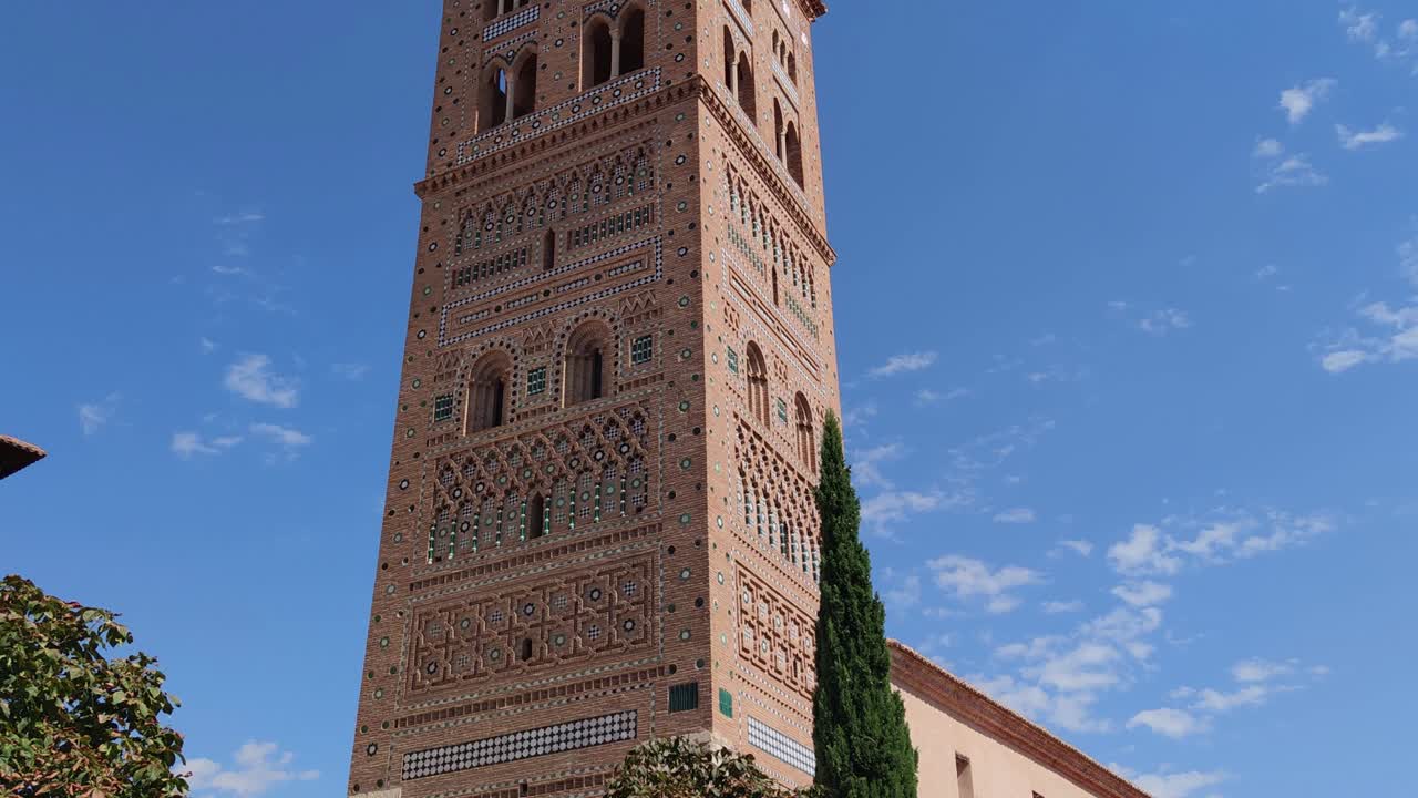hermosa torre de san martín del siglo xiv y estilo mudéjar en la ciudad de teruel, españa