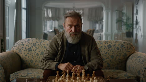 Nachdenklicher-älterer-Mann,-Der-über-Ein-Schachspiel-Nach-Hause-Nachdenkt.-Älterer-Spieler,-Der-Schach-Spielt