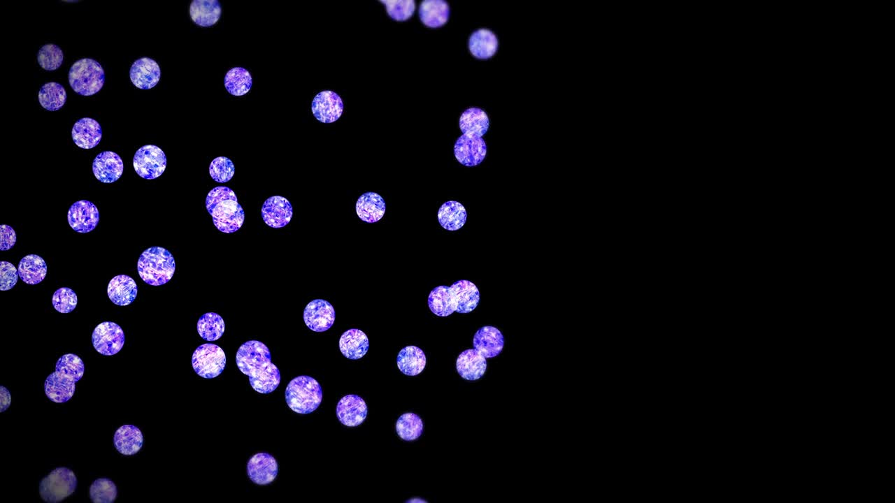 검은 바탕에 많은 은 크리스탈 구를 날아. 투명, 다채로운 유리 빛. 반이는 공 회전의 3d 애니메이션. 루프 애니메이션.
