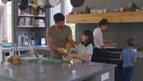 Familia-En-La-Cocina-Preparando-Juntos-El-Desayuno-De-La-Mañana.