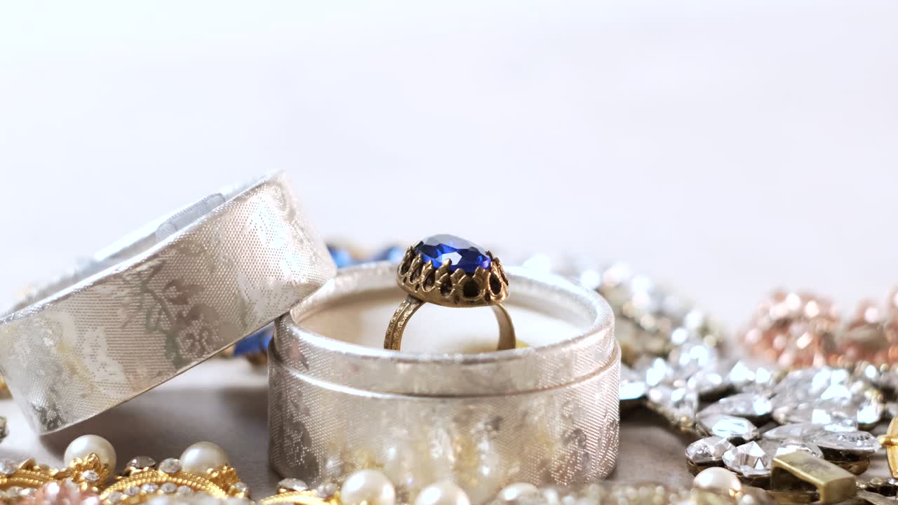 아름다운 패션과 빈티지 보석, 귀중한 반이는 돌, 진주 및 다이아몬드 여성