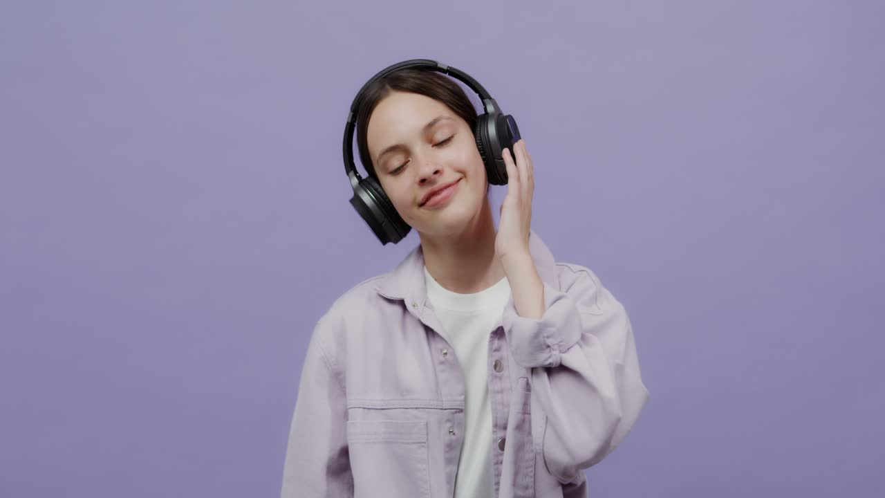 Donna con cuffie e telefono