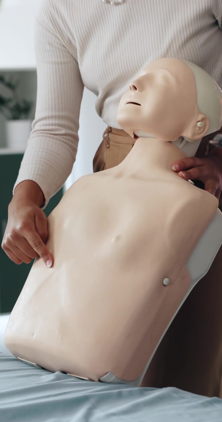 Eğitmenin Tıbbi Eğitim Mankeni Üzerinde CPR Tekniğini Gösterişi