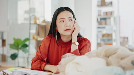 여성 또는 패션 디자이너가 아이디어를 생각하고 있습니다.