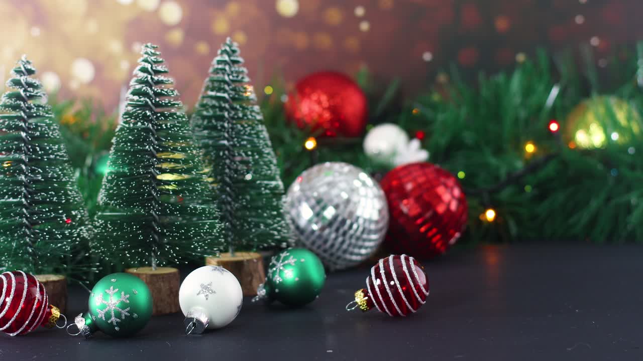adorable decoración navideña con tres pequeños pinos, adornos y luces parpadeantes