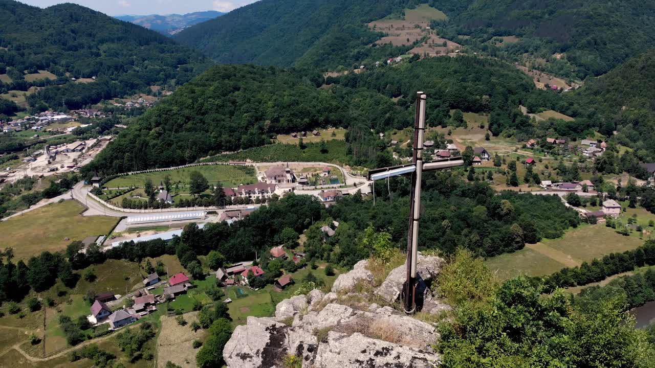 cruz de la cumbre en las montañas apuseni con vistas al pueblo cerca del río aries en rumania