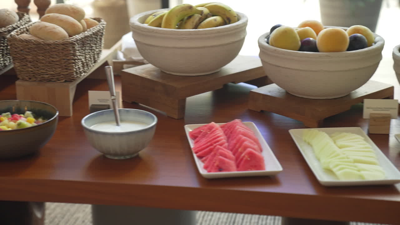 과일, 채소 및 이 들어있는 큰 그과 접시로 제공되는 풍부한 아침 브런치