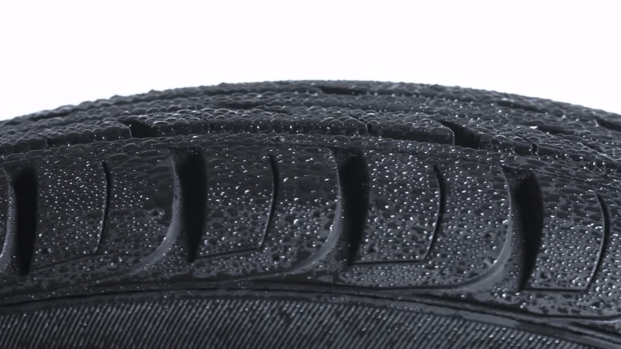 gotas de lluvia brillantes en un neumático de coche