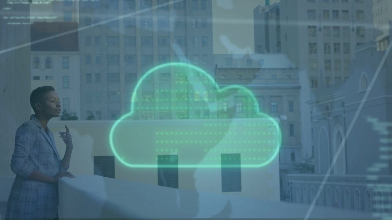 Piccola nuvola che appare, donna in blazer che si appoggia a una ringhiera osservando una rete pulsante per la tecnologia cloud