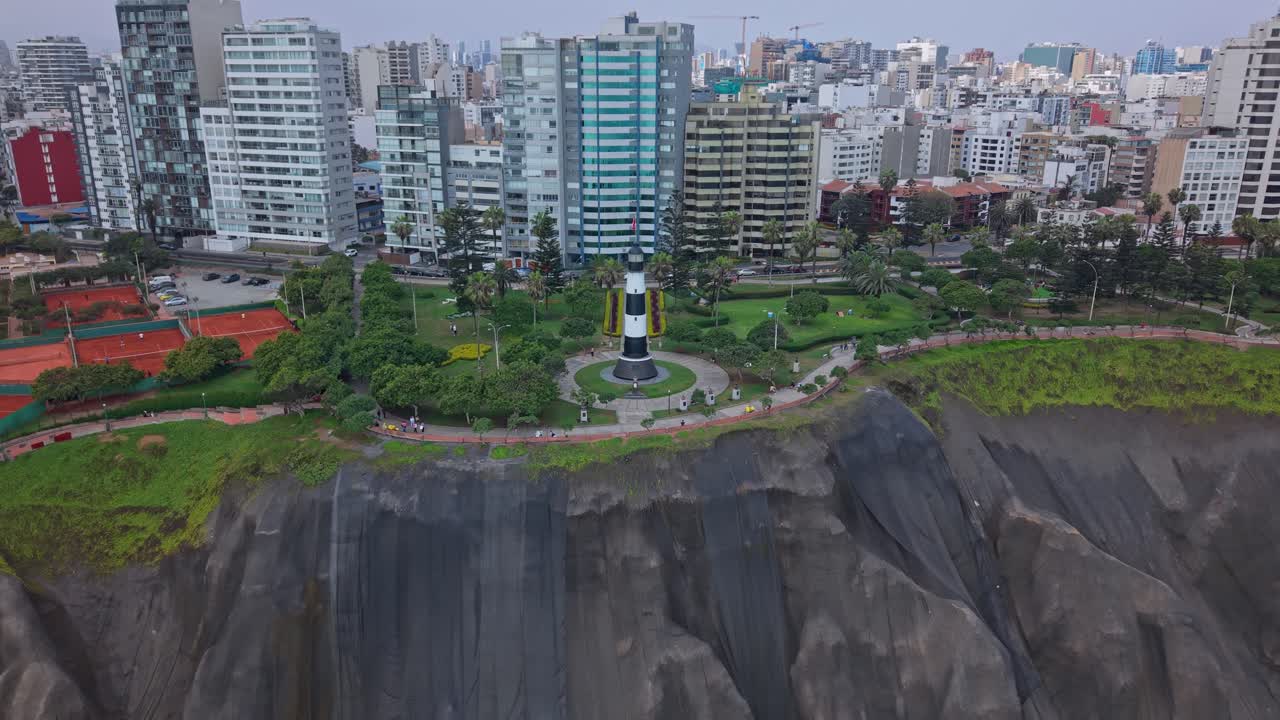 Pemandangan Udara Mercusuar dan Taman Miraflores di Tebing Pesisir Lima, Peru