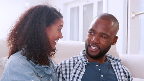 Feliz-Joven-Pareja-Negra-Hablando-Y-Sentada-En-El-Sofá