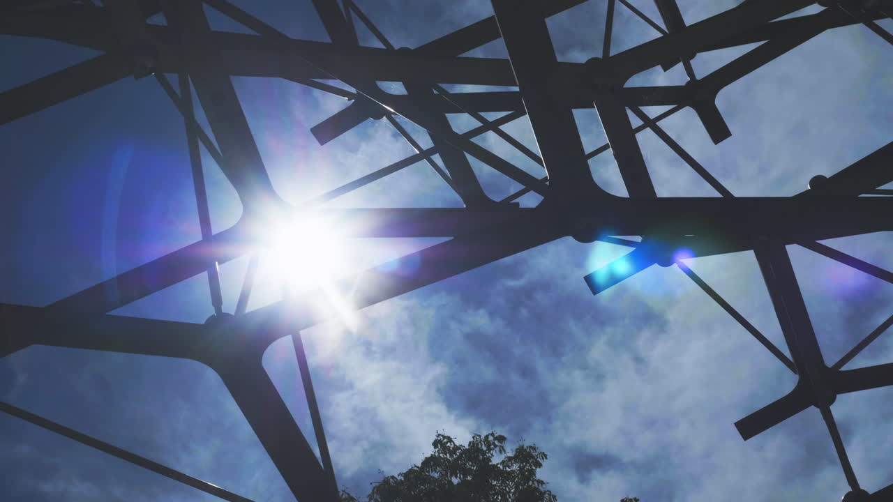 estructura arquitectónica disparada contra el sol