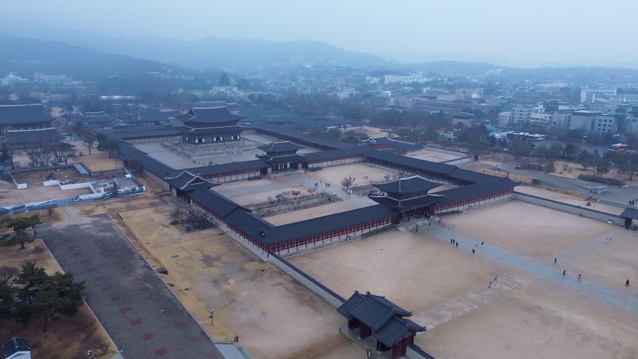Phong cảnh trên không từ drone ghi lại cảnh du khách vào điện Gyeongbokgung, ngôi đền hoàng gia và sân trong được bao quanh bởi các bức tường thành đá cổ kính ở Jongno, Seoul, Hàn Quốc, di sản văn hóa, du lịch Châu Á